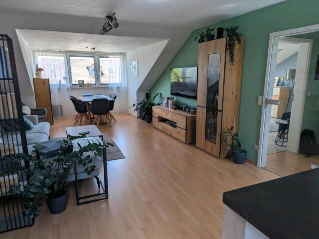 Provisionsfreie lichtdurchflutete 2 Zimmer DG Wohnung