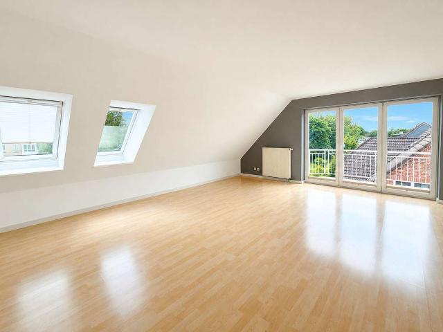 Provisionsfreie Lichtdurchflutete Dachgeschosswohnung mit Sonnenbalkon und TG Stellplatz