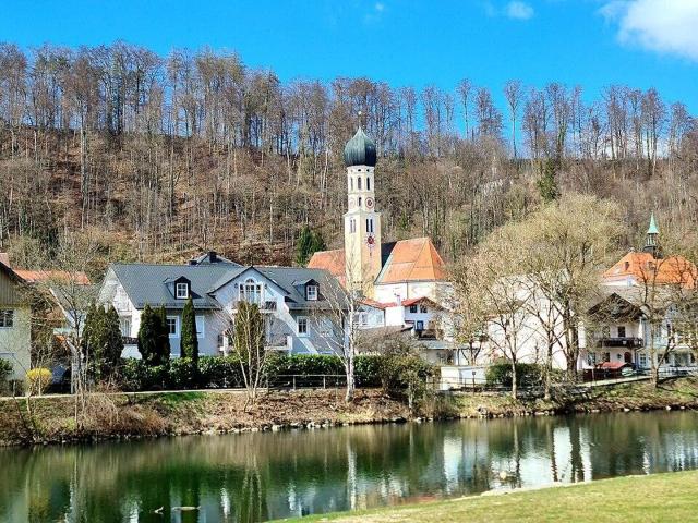 PROVISIONSFREIES REIHENENDHAUS MIT GROSSEM SÜDGARTEN IN WOLFRATSHAUSEN WALDRAM