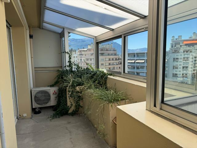 Prox Caserne de Bonne, T4 de 100m2 en dernier étage avec vue. 100m² Grenoble