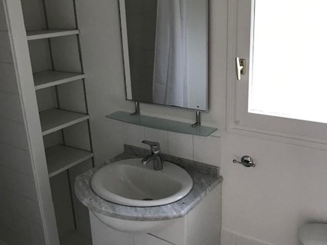 PROX. CENTRE VILLE De plain pied: Séjour salon, coin cuisine ouvert, chambre, bureau, 2 salle d'eau douche