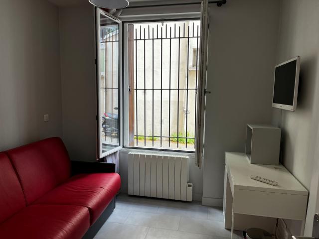 proximité square des epinettes. m° guy moquet. petite résidence étudiante de charme.