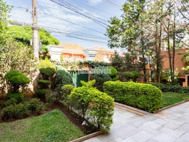 Próximo a Praça Vinícius de Moraes 700,0 m² Terreno 704,0 m² Área Construída 4 Suítes, 7 Vagas