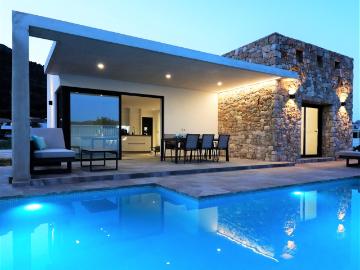 Proyecto De Villa. Chalet de diseño minimalista y rústico a. 113m² Tormos