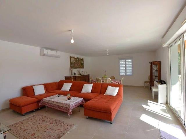 Proche commodités Villa de plain pied de 160 m² avec 4 chamb. 161m² Fayence