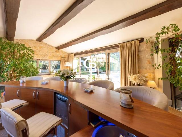 Proche commodités, calme absolu, généreuse villa 490m² Saint Paul