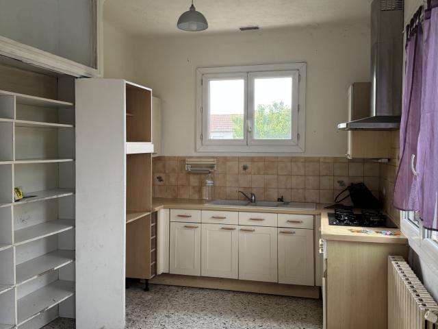 PROCHE COMMERCES AVEC JOLI TERRAIN DE 1613 M2 DONT UNE PARTIE CONSTRUCTIBLE MAISON FAMILIALE SUR 2 NIVEAUX