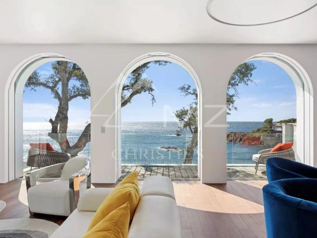 Proche Cannes Villa pieds dans l'eau