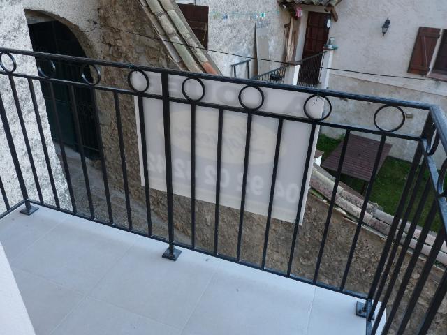 Proche Carros Castagniers Village 2 pièces balcon