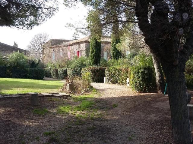 Proche Castelnau de Guers direction Florensac en campagne Maison dans un domaine