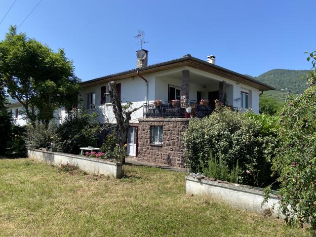 Proche centre ville de ST J P. PIED DE PORT, spacieuse villa de 216 m2 avec jardin et garage