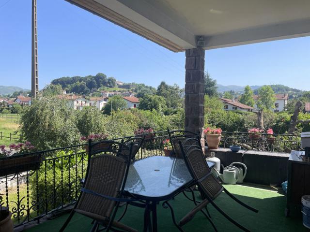 Proche centre ville de ST J P. PIED DE PORT,spacieuse villa de 216 m2 avec jardin et garage