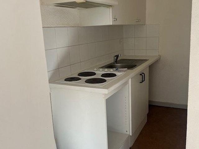 Proche centre 2 pièces de 33m2 avec balcon au 2ème étage av