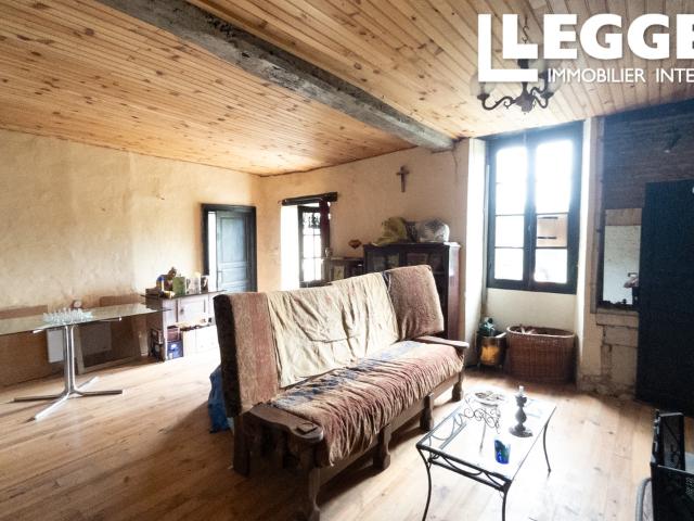 Proche Chalais, petite fermette non mitoyenne avec grange attenante et agréable jardin de 626 m²
