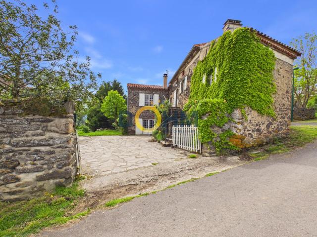Proche autoroute et de Blesle. dans village calme maison e