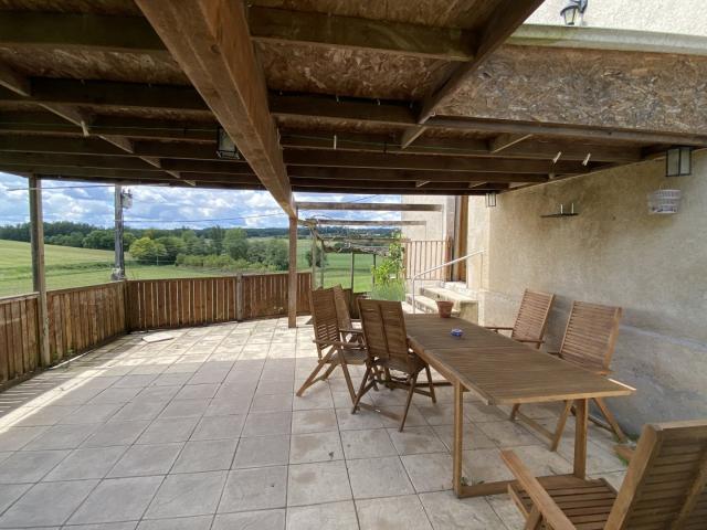 Proche Aubeterre. Maison a vendre, 4 chambres. Vues. 154m² Laprade