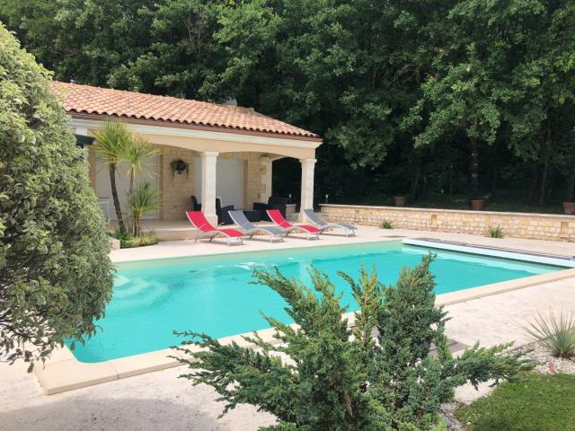 Proche Barbezieux. Maison d'architecte, gîte, piscine, terra. 290m² Reignac