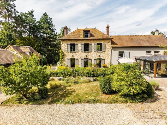 Proche Gambais très belle maison ancienne avec piscine 350m² Gambais