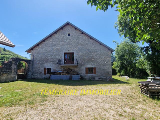Proche Doucier Ancienne ferme mitoyenne de 464m2 hab