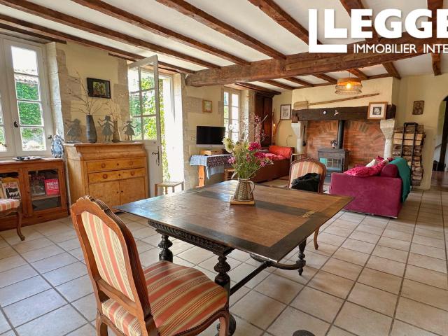 Proche d'Aubeterre, dans une cadre magique en bord de rivière, belle charentaise, grange et atelier rénovés
