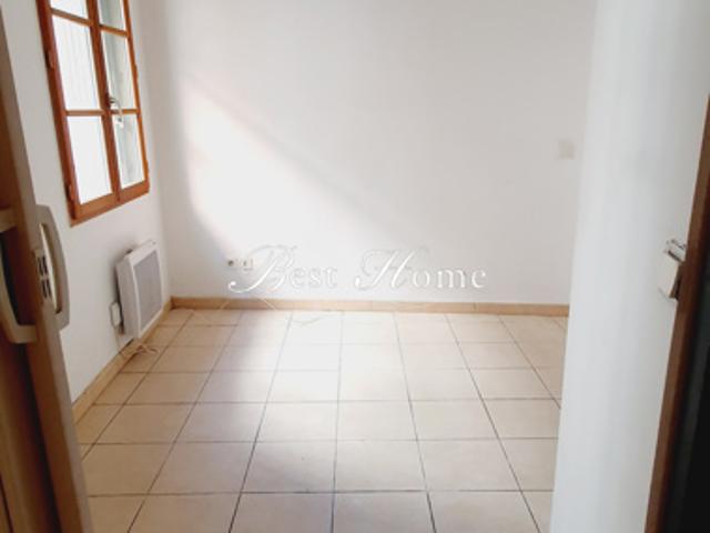 Proche Daudet et Arènes, Appartement de type 2 en rez de ch