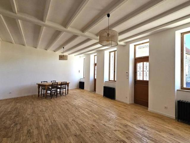 Proche de Barbezieux, maison familiale de 340 m² entièrement rénovée au charme authentique