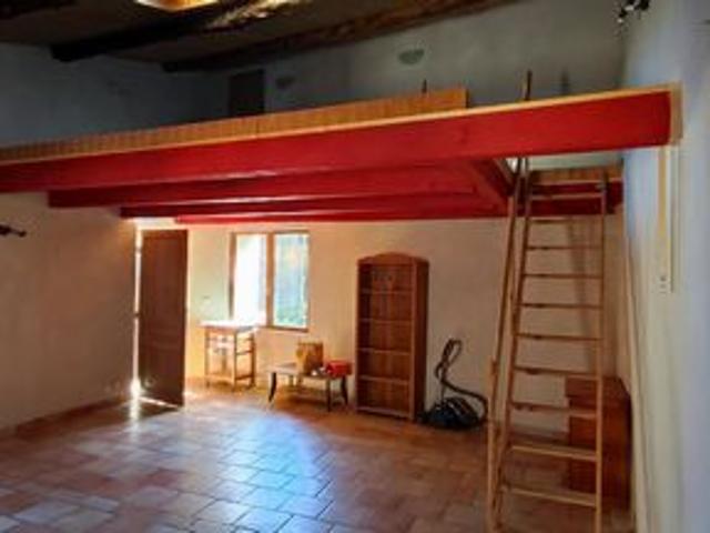 180m2 habitable environ, cour, terrasse, 5 pièces