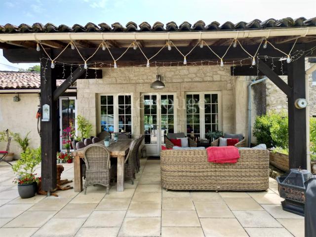 Proche de Duras Maison en pierre au charme intemporel avec. 289m² Duras