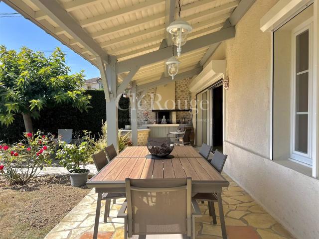 Proche de Duras Propriété de 7 chambres avec dépendances. 275m² Duras