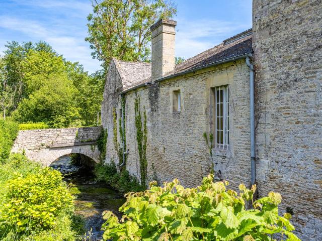 Proche de la mer, entre Caen et Bayeux, un ancien moulin à farine