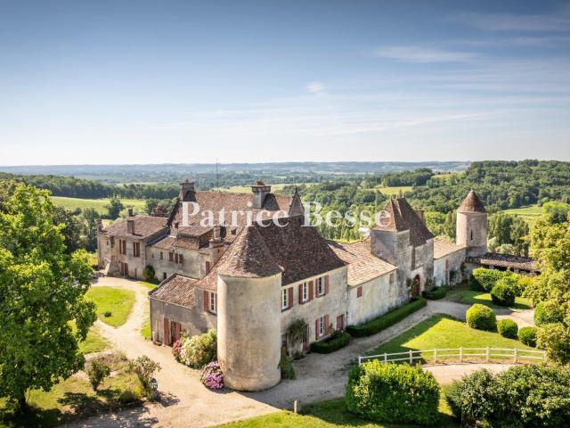 Proche de St Émilion, un logis médiéval inscrit MH avec pisc. 800m² Castillon La Bataille