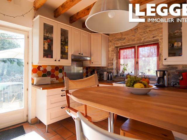 Proche de Quissac, charmante maison en pierre avec piscine et trois gîtes indépendants