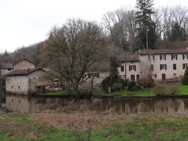 Proche de Rochechouart, authentique moulin avec rivière et chute d'eau cadre naturel exceptionnel