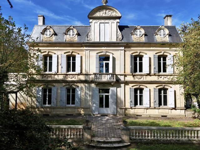 Proche de Villeneuve sur Lot Magnifique chateau à rénover au bord de l'eau de 6 chambres avec 8 hectares de terrains