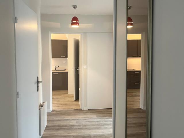 Proche du centre ville de NANTES, beau T4 refait à neuf d'une superficie de 78 m2 avec garage fermé