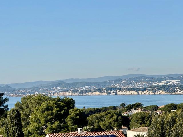 Proche du Brusc Grande villa provençale vue mer divisée en plusieurs appartements