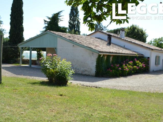 Proche Duras, pension équine avec maison en pierre rénovée, piscine, double garage et grange. 2 ha de parc