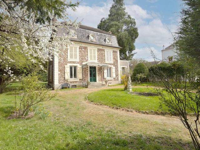 PROCHE FONTAINEBLEAU MAISON DE MAITRE CHARME ET CALME