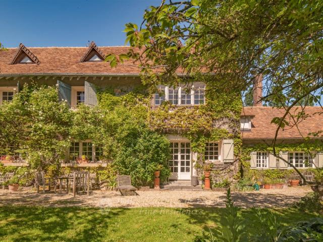 Proche Fontainebleau, Propriété de charme et sa foret de 68h. 440m² Les Ecrennes