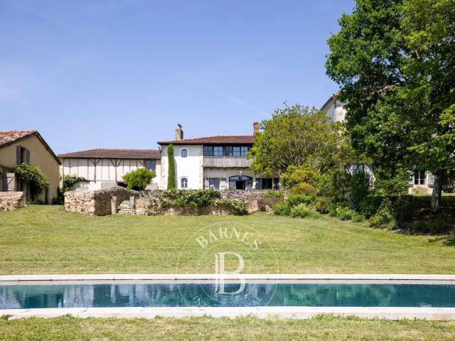 Proche Orthez, Demeure De Village Xviii° Avec Piscine, Vue M. 517m² Amou