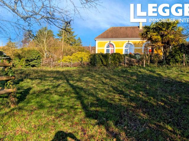 Proche Mortagne au Perche, à la lisière du village, en position dominant avec belle vue sur la campagne.