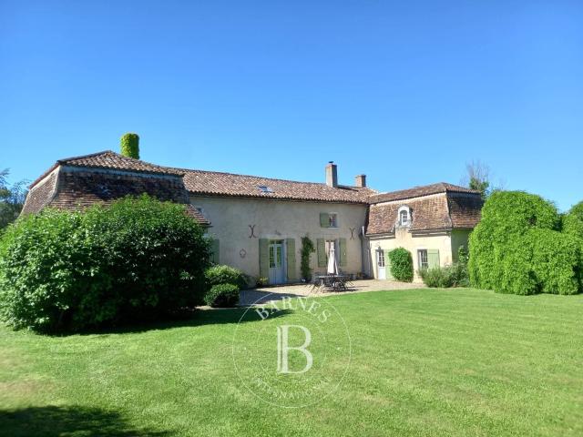 Proche Saint Savin 86 Propriété XVIIIe Jardin de 8715. 285m² Saint Savin