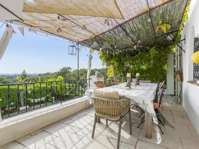 Proche Saint Paul de Vence Charmante propriété provençale. 326m² La Gaude