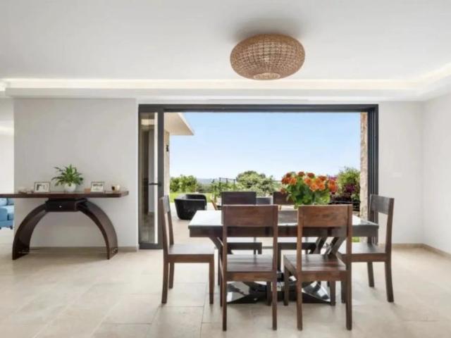 Proche Saint Paul de Vence Superbe propriété entièrement rénovée avec vue mer 5 chambres