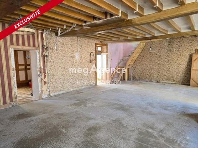 Proche Sainte Suzanne: maison en cours de rénovation