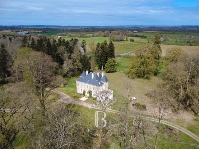 Proche Pouzauges et du Puy du Fou Demeure XIXe Terrain d. 260m² Pouzauges