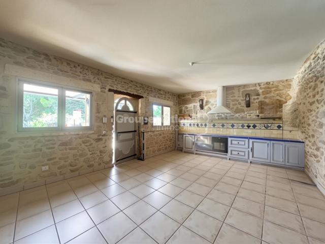 Proche pont du Gard, Mas en pierre avec dépendances et pisci. 194m² Meynes
