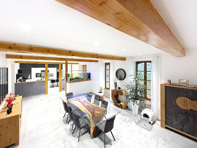 PROCHE PAMIERS:CORPS DE FERME DE TYPE 7 DE 388 M2 HABITABLES AVEC DEPENDANCES SUR 9.9 HA AVEC PISCINE