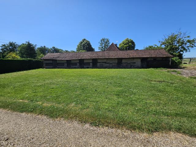 Proche Pierre de Bresse et Mervans Ancien corps de ferme
