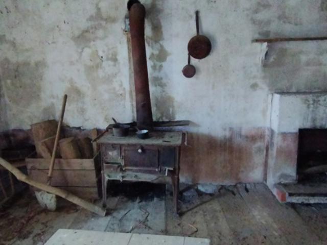 Proche plateau Ardèchois: Maison typique à rénover + 4900 m